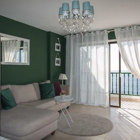 Cozy Vacation 2 Bedroom With Ocean Views *